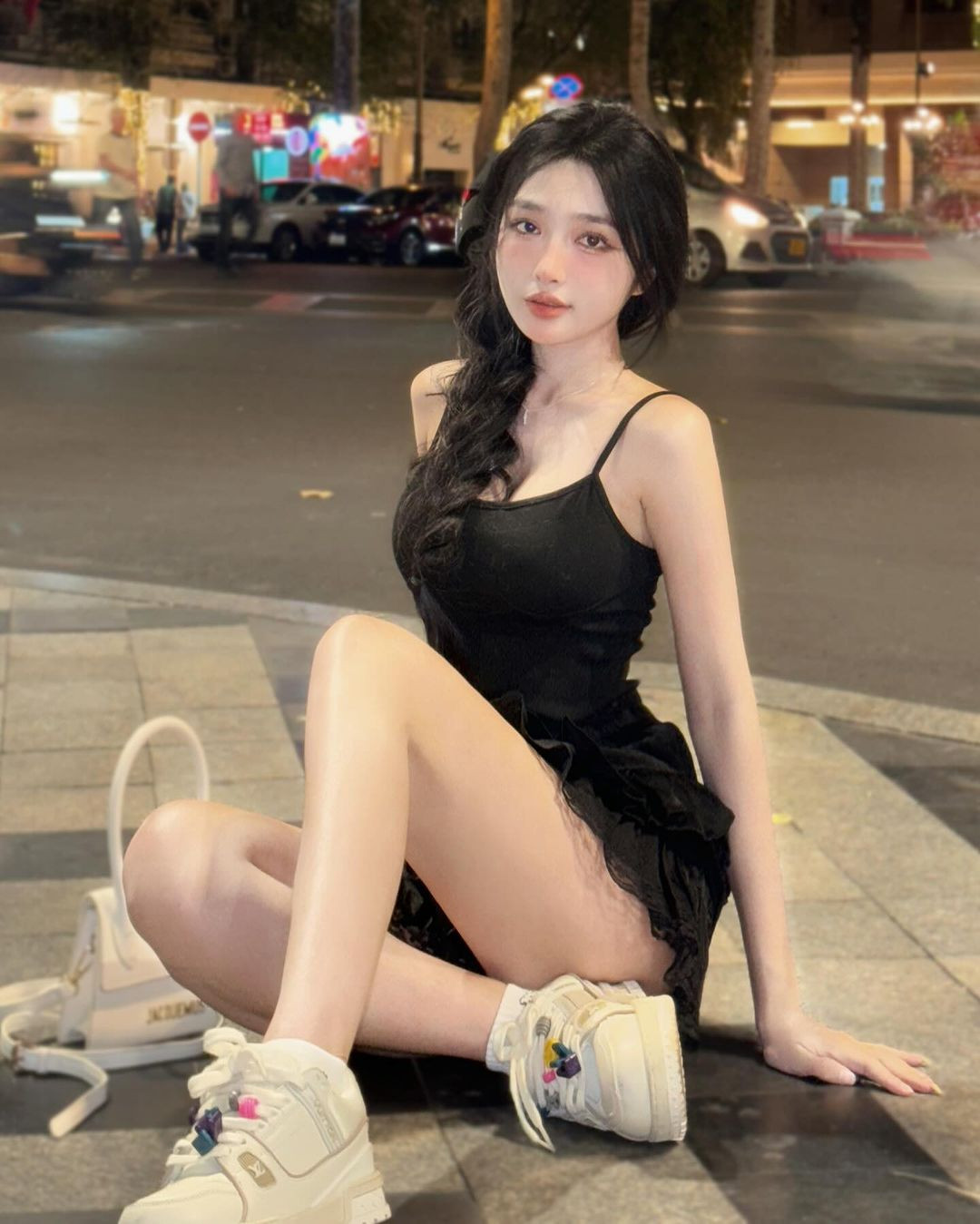 Mai Ngọc Khánh Linh (quê Đắk Nông) là người mẫu ảnh nổi tiếng trên một số diễn đàn mạng xã hội, hiện tại đang ở TP.HCM.