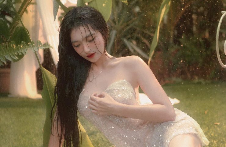 Khánh Linh diện váy 2 dây khoe dáng 'thắt đáy lưng ong' trong concept chụp hình, mang đậm phong cách 'Lolita'.