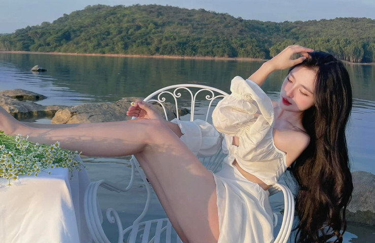 Phong cách chụp hình này khiến nhiều người nhớ đến bộ phim 'Lolita' được chuyển thể từ tác phẩm văn học cùng tên của nhà văn người Nga - Vladimir Nabokov.