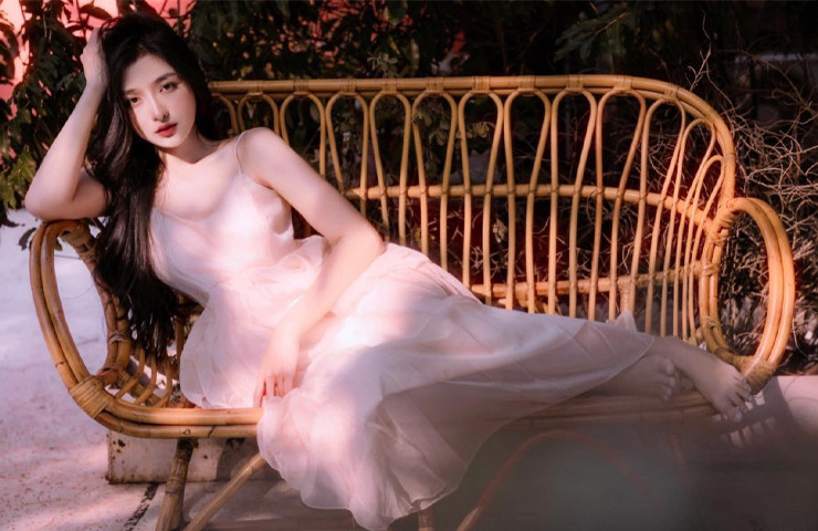 Biểu cảm mơ màng, hờ hững khiến những bộ ảnh của nàng Lolita gợi cảm, gây xao xuyến.