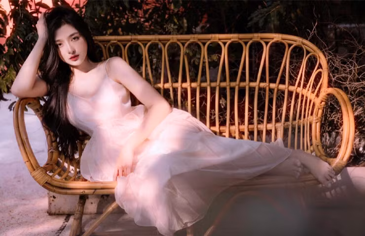 Biểu cảm mơ màng, hờ hững khiến những bộ ảnh của nàng Lolita gợi cảm, gây xao xuyến.