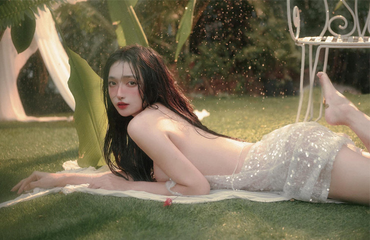 Cô nàng nổi lên nhờ những bộ ảnh gợi cảm theo phong cách Lolita.