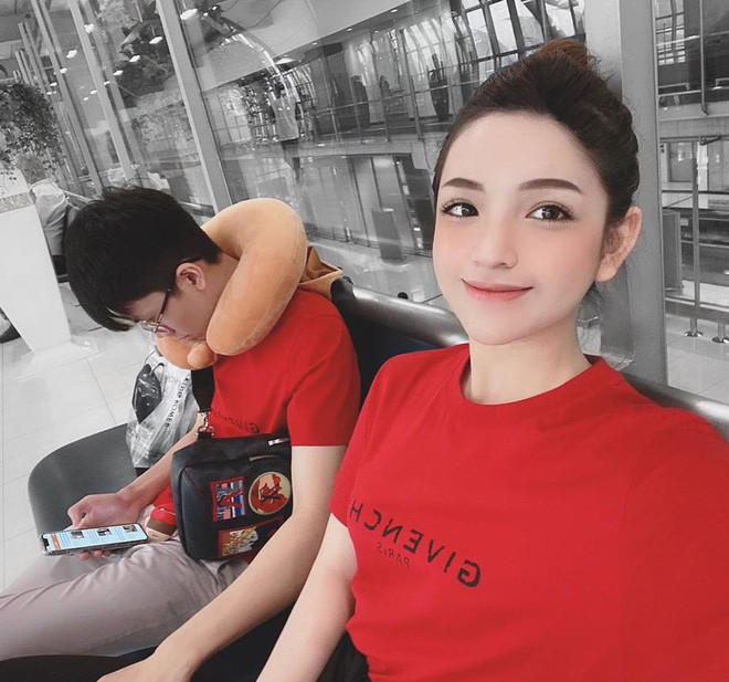 Kể từ lúc nối lại tình xưa, Phan Hoàng và Khánh Hà còn chăm bày tỏ tình cảm nhiều hơn hẳn so với trước đây. Thiếu gia hết lần này đến lần khác chiều lòng tiểu thư như mua tặng cả núi đồ đạc hay book vé cho bạn gái vi vu khắp muôn nơi.