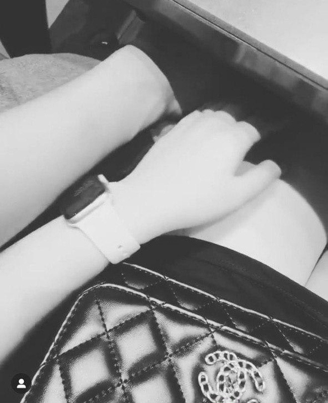 Thế nhưng sau tất cả, Thu Uyên vẫn luôn tin tưởng bạn trai mình, cả hai thường xuyên khoe khoảnh khắc tay nắm tay, ôm ấp ngọt ngào lên MXH để minh chứng tình yêu bền vững của họ.