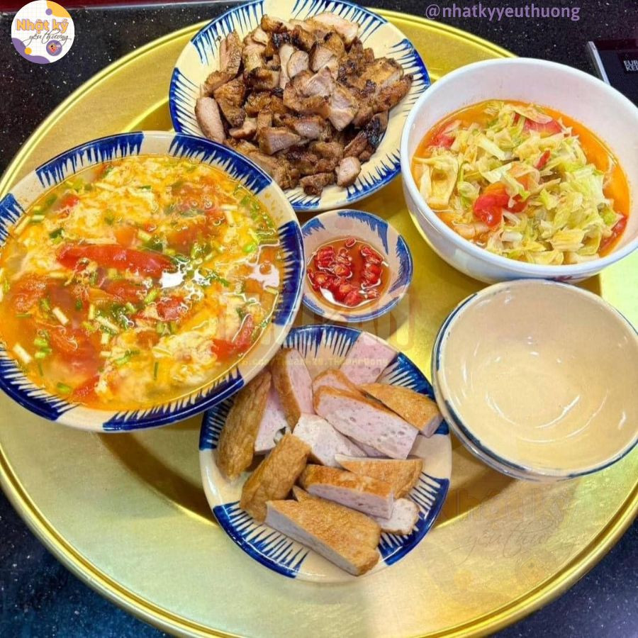 Cô con dâu nấu mâm cơm thế này thì bố mẹ chồng nào mà không quý nhỉ.