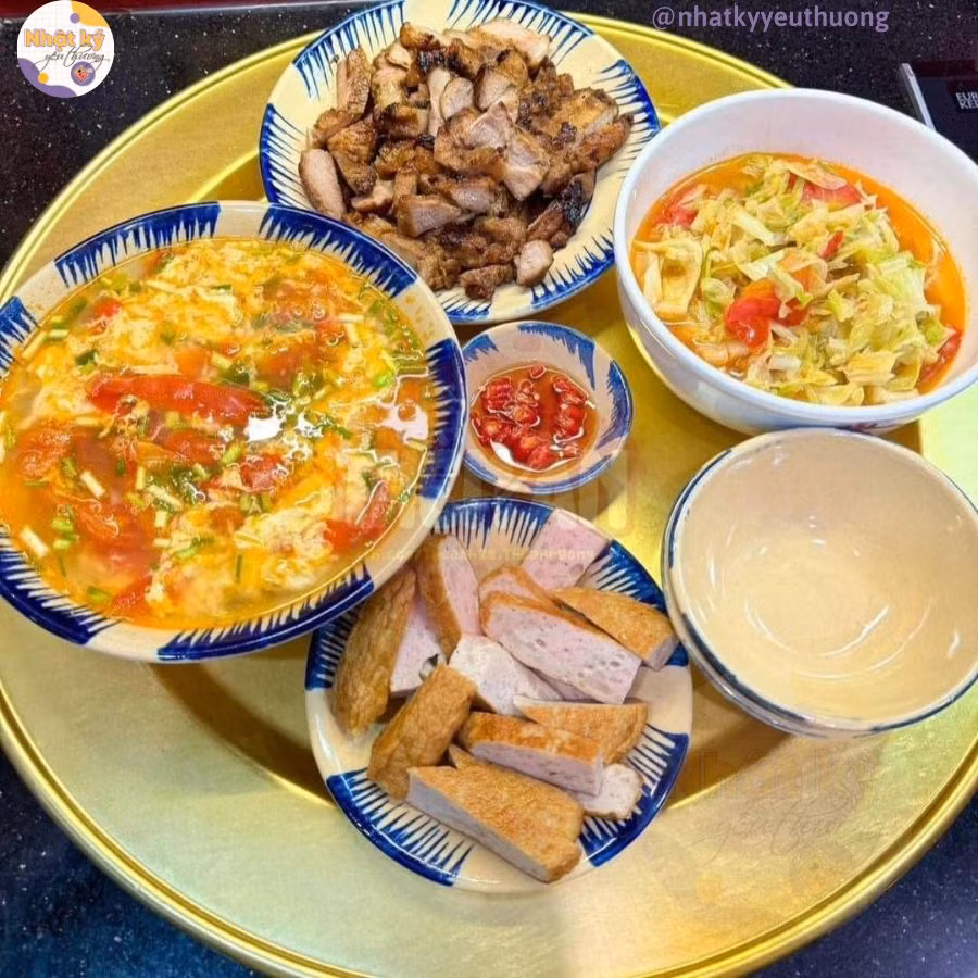 Cô con dâu nấu mâm cơm thế này thì bố mẹ chồng nào mà không quý nhỉ.