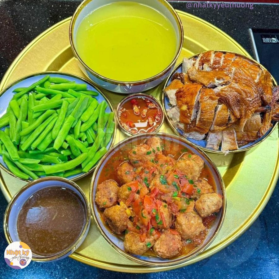 Ngoài những món thịt, món rau xanh là món lúc nào cũng phải có trong mâm cơm ngày hè.