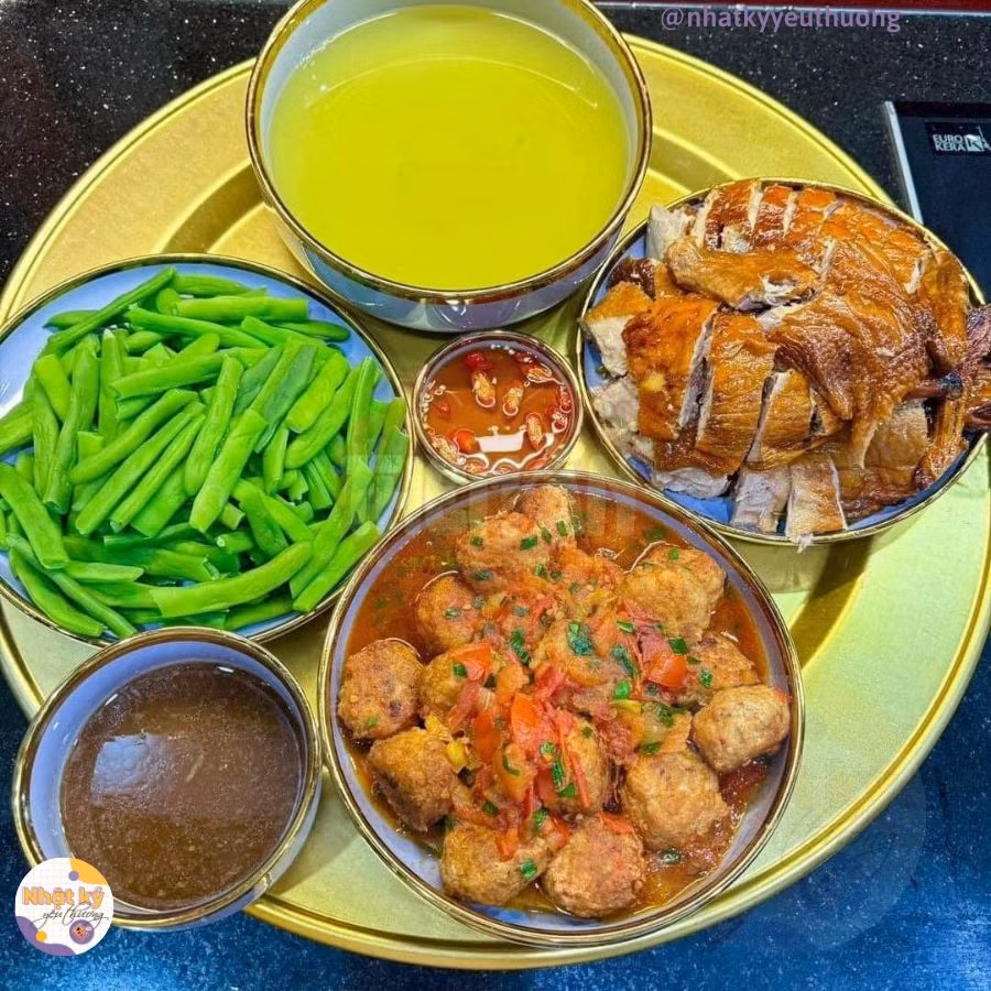 Ngoài những món thịt, món rau xanh là món lúc nào cũng phải có trong mâm cơm ngày hè.