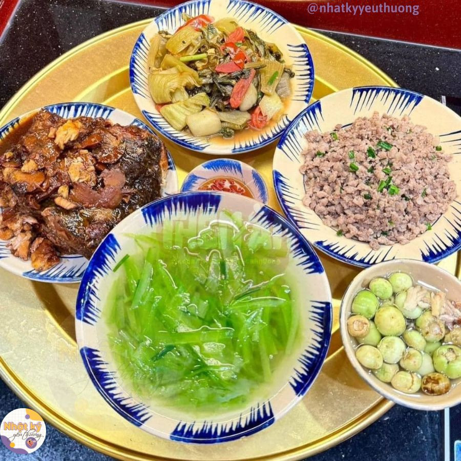 Mâm cơm bình dân không thể nào thiếu món cà muối hao cơm được.