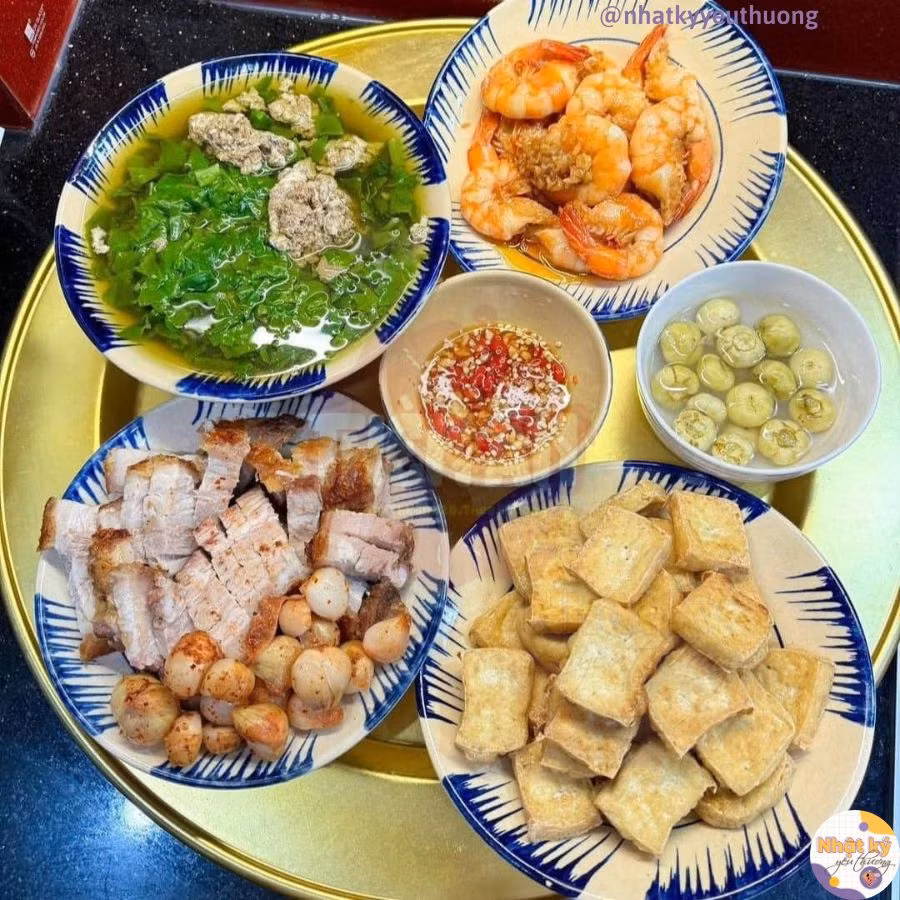 Bát canh mông tơi hoặc rau đay nấu cua giải nhiệt mùa hè nhìn mà thèm.