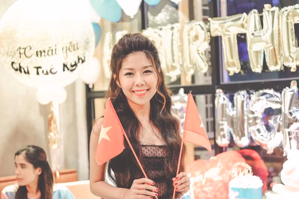 Nữ CEO Tuệ Nghi phải vất vả lăn lộn kiếm tiền từ năm 15 tuổi, vừa trang trải chi phí sinh hoạt, vừa chữa bệnh cho mẹ.