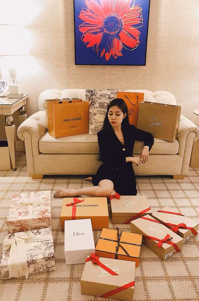 Thành công sớm, lại kết hôn từ độ 19, Tuệ Nghi bị đồn đoán có đại gia chống lưng, "đổi sắc lấy tiền", song cô sớm phủ nhận.