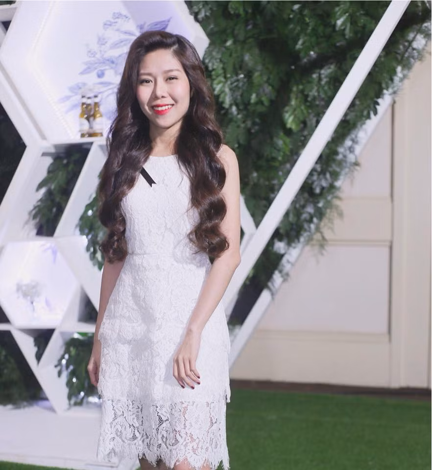 Nhờ nhanh nhẹn, 17 tuổi cô thành lập công ty riêng, 20 tuổi nhận giải Ngôi sao kinh doanh, lãnh đạo xuất sắc Châu Á - Thái Bình Dương 2013.