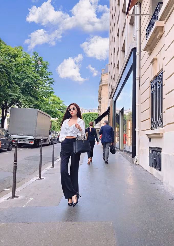 Tài khoản M.A bình luận: "Mới đầu em thấy ảnh checkin toàn LV, Dior, tưởng chị là hot girl mới nổi nào đấy. Sau "đào" Facebook, em mới biết chị giỏi đến thế. Ngưỡng mộ chị lắm ạ".