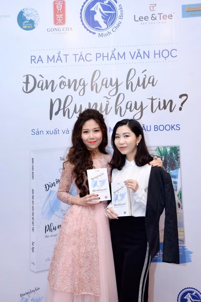 Dưới mỗi bài đăng bán sách của cô, nhiều fan để lại bình luận: "Chị ơi lại cháy sách rồi, em chưa mua được" hay "Tái bản đi chị ơi, em chưa có chữ ký của chị".