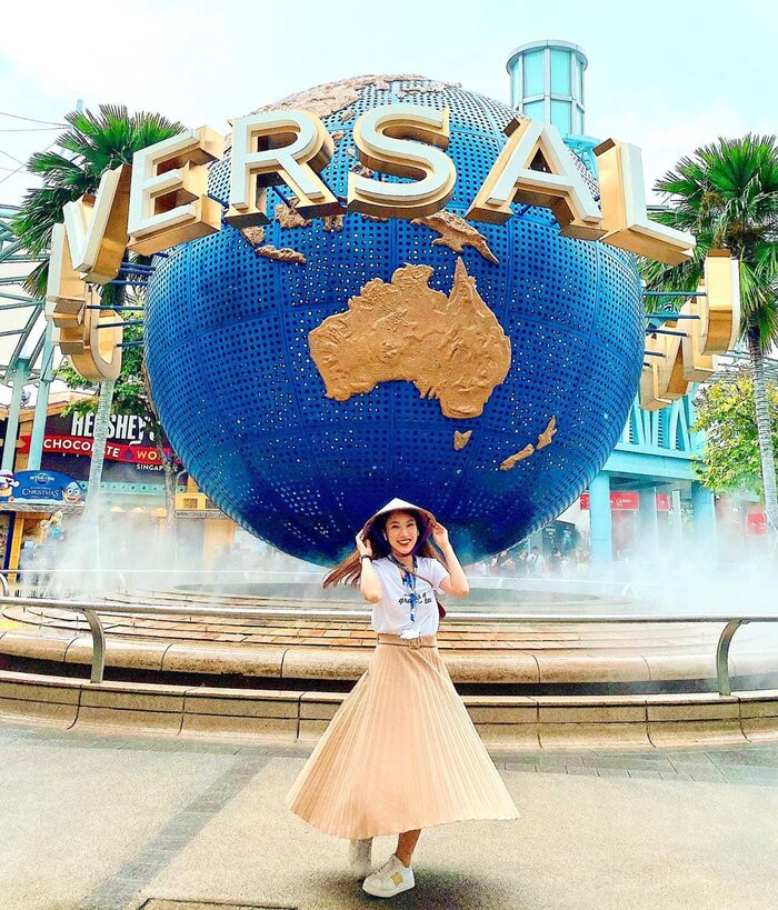 Ngoài thời gian học tập, “hot girl 7 thứ tiếng” còn là MC của bản tin thời sự quốc tế trên đài VTC1, hai chương trình học thuật về tiếng Anh trên sóng VTV7 IELTS Face-off và Crack’em up.