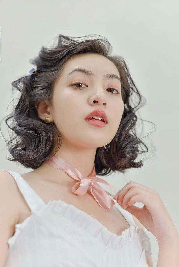 Cô nàng là gương mặt không hề xa lạ trên VTV khi là khách mời và sau đó là nữ MC của chương trình tiếng Anh IELTS Face-off.