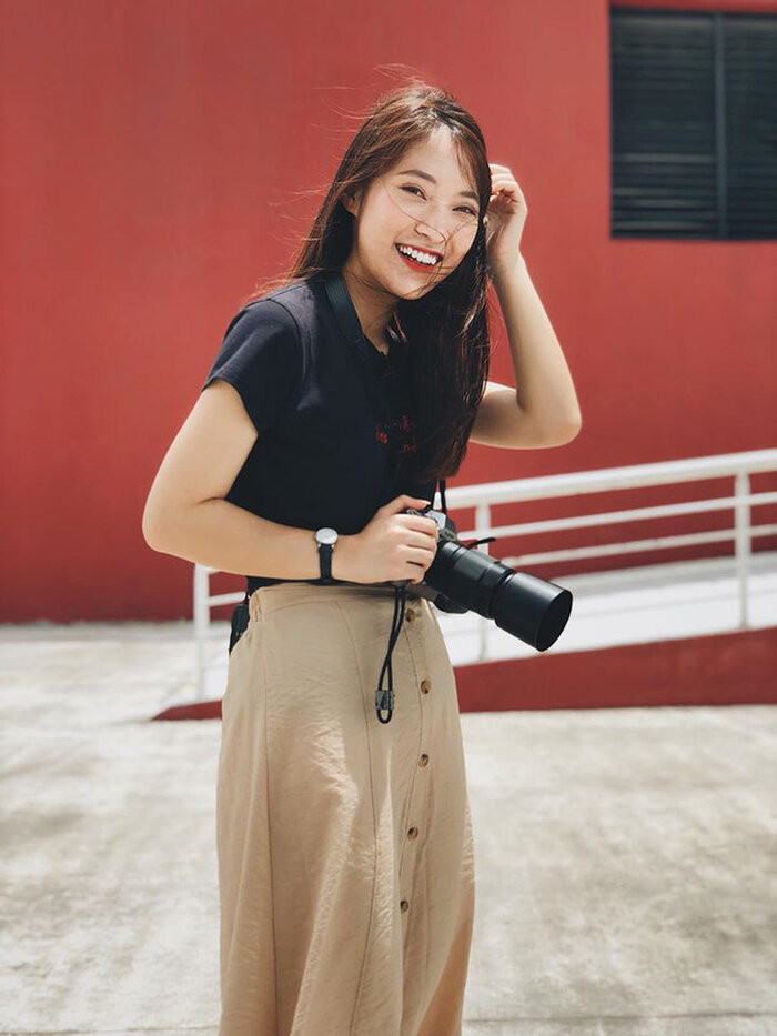 Gương mặt nữ MC VTV tiếp theo được cộng đồng yêu mến là Khánh Vy. Cô nàng nổi tiếng với ngoại hình xinh đẹp, duyên dáng và lém lỉnh, nói 7 thứ tiếng cực tài trong một video clip năm 2016.