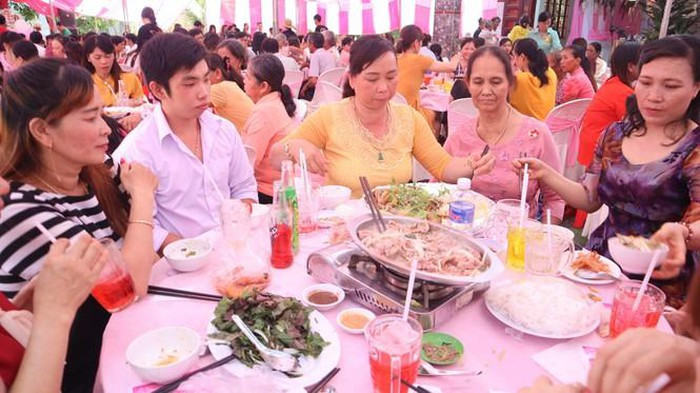 Những thức uống có cồn không chỉ gây mất an toàn giao thông, thực tế ở nhiều đám cỗ, việc nhậu nhẹt say xỉn khiến gia đình mất vui khi xảy ra tình trạng cãi nhau, đánh nhau bởi có hơi men trong người.