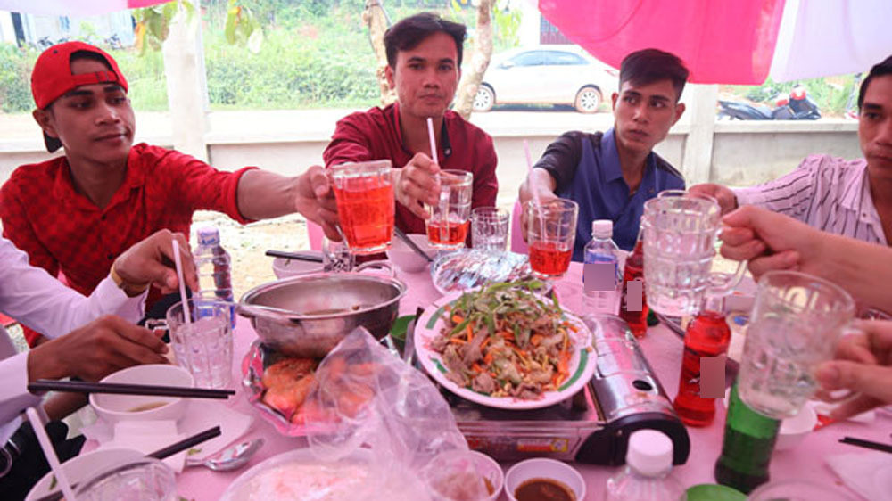 Vì một cuộc sống lành mạnh không rượu bia, không bị phạt thì cứ uống nước ngọt cho lành.