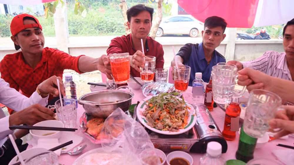 Vì một cuộc sống lành mạnh không rượu bia, không bị phạt thì cứ uống nước ngọt cho lành.