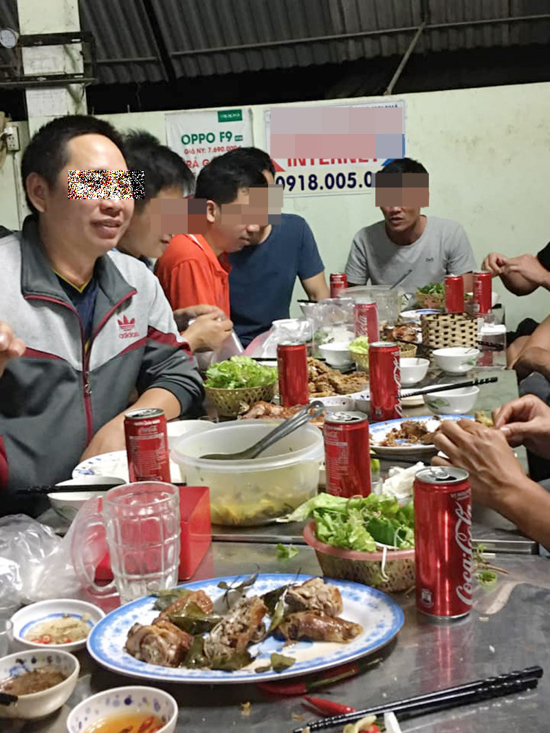 Hình ảnh trên bàn nhậu chỉ có coca chứ không hề xuất hiệu bia, rượu khiến cộng đồng mạng rất thích thú. Cứ như thế này thì các bà vợ là người ủng hộ nghị định mới nhất.