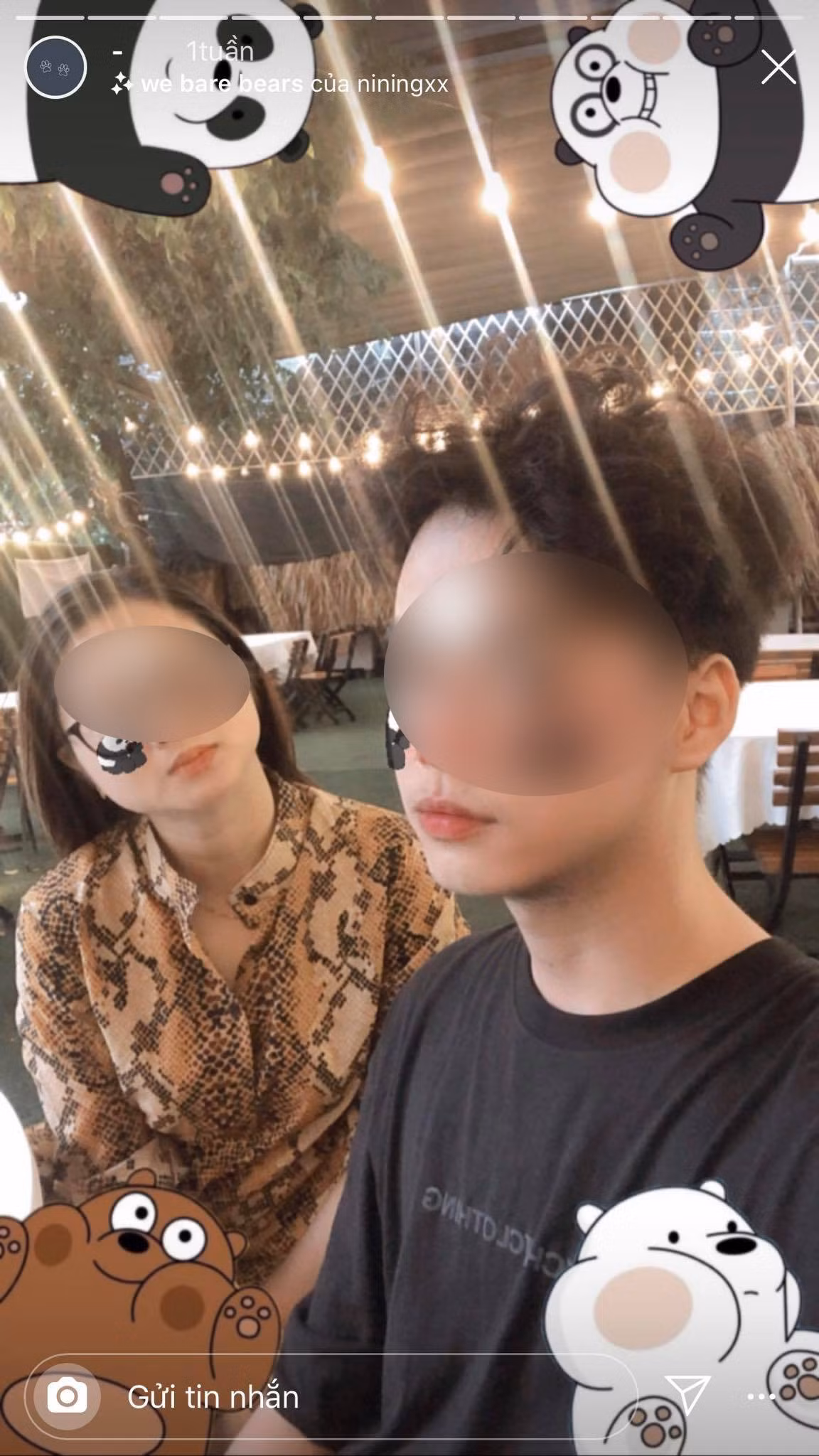 Cặp đôi "sống lỗi" dù ăn mặc rất lịch sự, chỉn chu thế nhưng hành động vô ý thức của họ lại khiến dân tình ngán ngẩm.