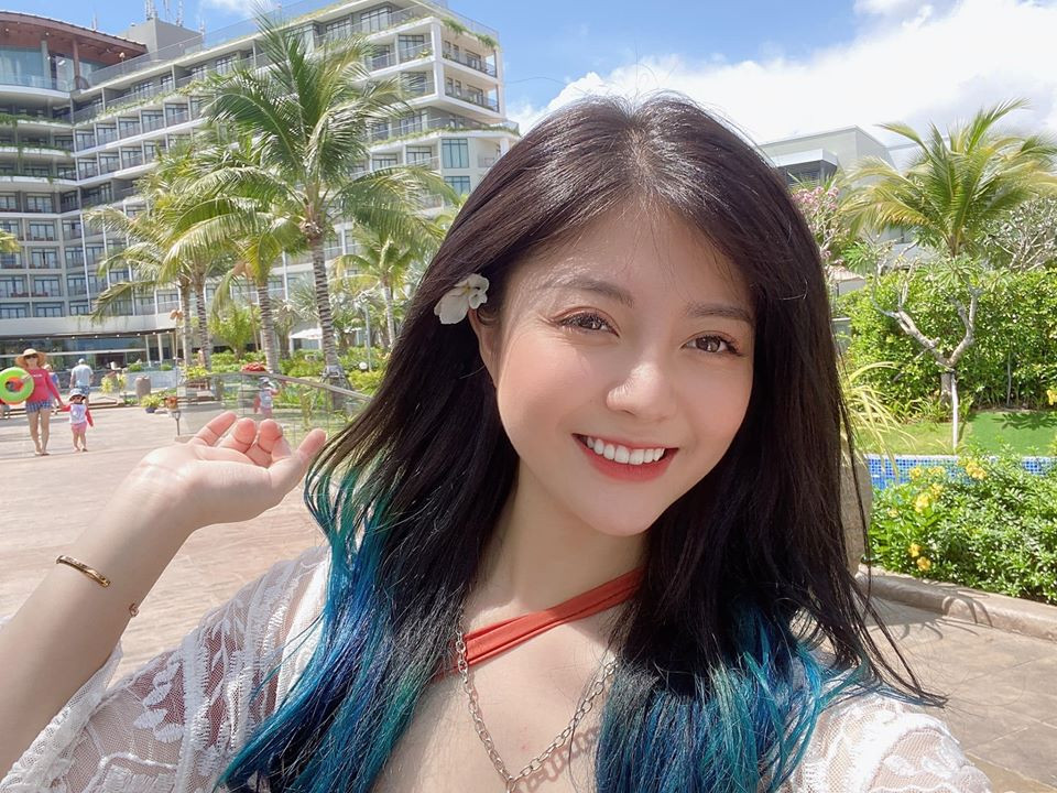 Trang Banana gây ấn tượng nhờ nụ cười tươi rói, mặt V-line và đôi mắt to tròn cuốn hút.