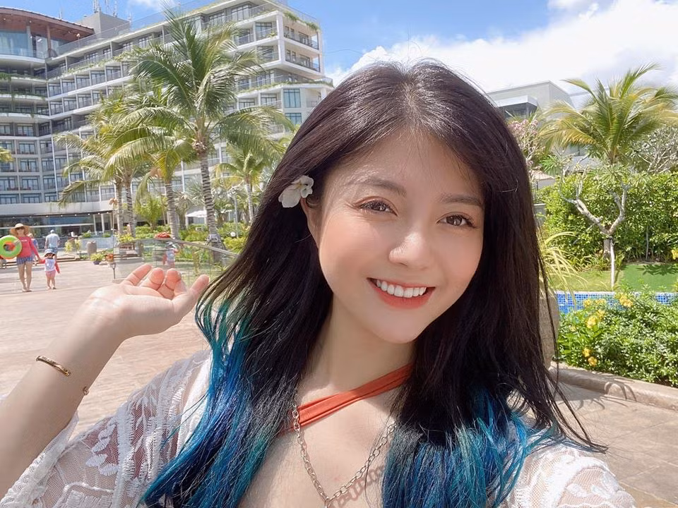 Trang Banana gây ấn tượng nhờ nụ cười tươi rói, mặt V-line và đôi mắt to tròn cuốn hút.