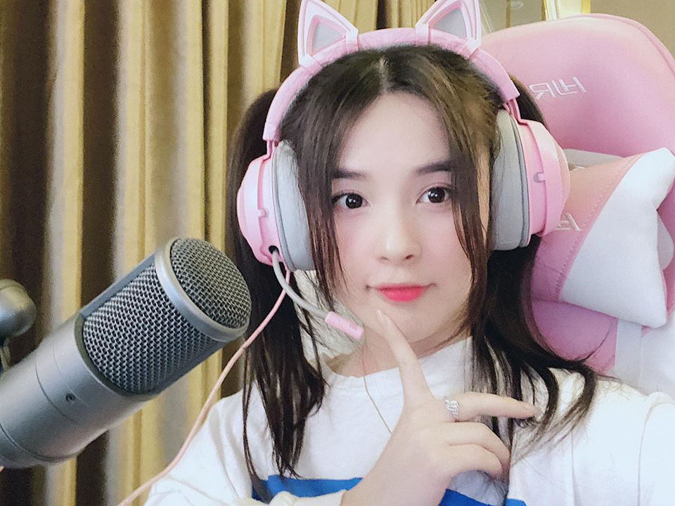 Streamer đình đám tên thật là Ma Hương Thảo, sinh năm 1994, là người dân tộc Tày, Tuyên Quang. Cô nàng sở hữu khuôn mặt xinh xắn, phong cách dễ thương và giọng nói cực ngọt tai.