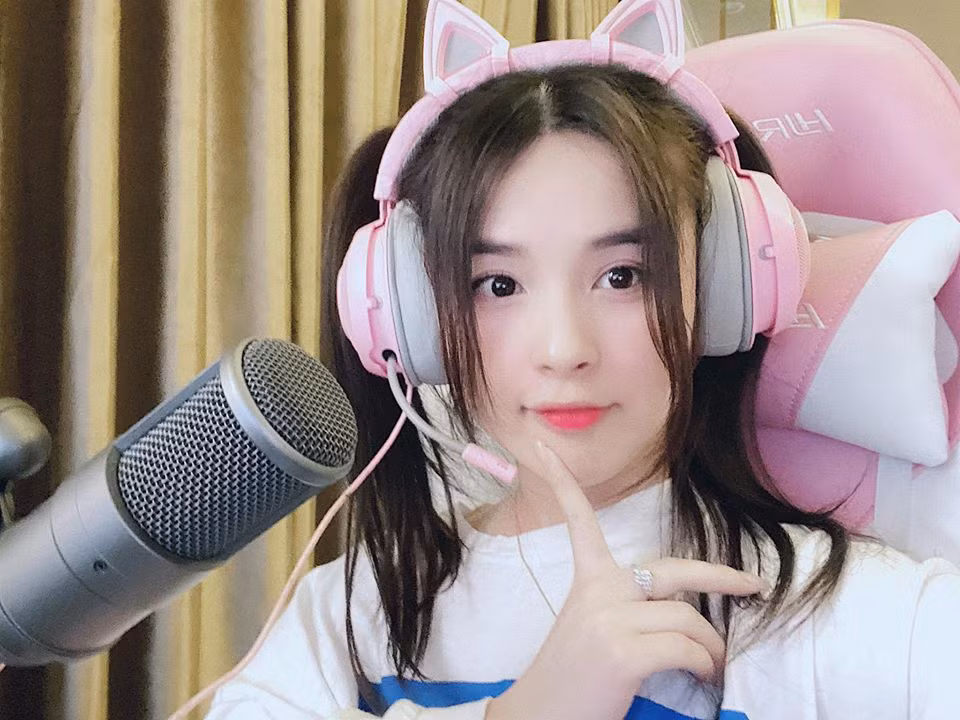 Streamer đình đám tên thật là Ma Hương Thảo, sinh năm 1994, là người dân tộc Tày, Tuyên Quang. Cô nàng sở hữu khuôn mặt xinh xắn, phong cách dễ thương và giọng nói cực ngọt tai.