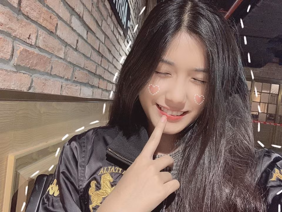 Pika có ngoại hình xinh xắn, cách chụp hình dễ thương, trẻ hơn rất nhiều so với tuổi thật.