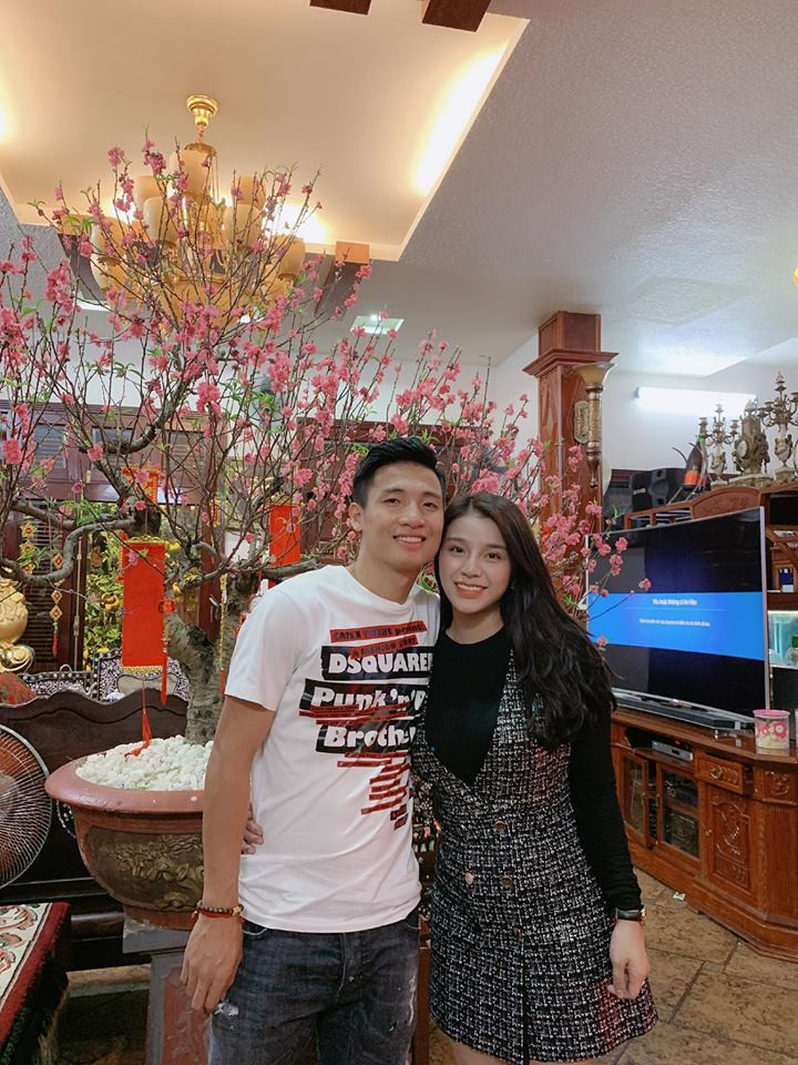 Nguyễn Khánh Linh (SN 1997) vợ của trung vệ Bùi Tiến Dũng là con gái cưng của chủ một chuỗi khách sạn, quán hát tại Bắc Ninh. Sinh ra trong gia đình giàu có nên cô nàng thường xuyên mua sắm quần áo, túi, giàu hàng hiệu.