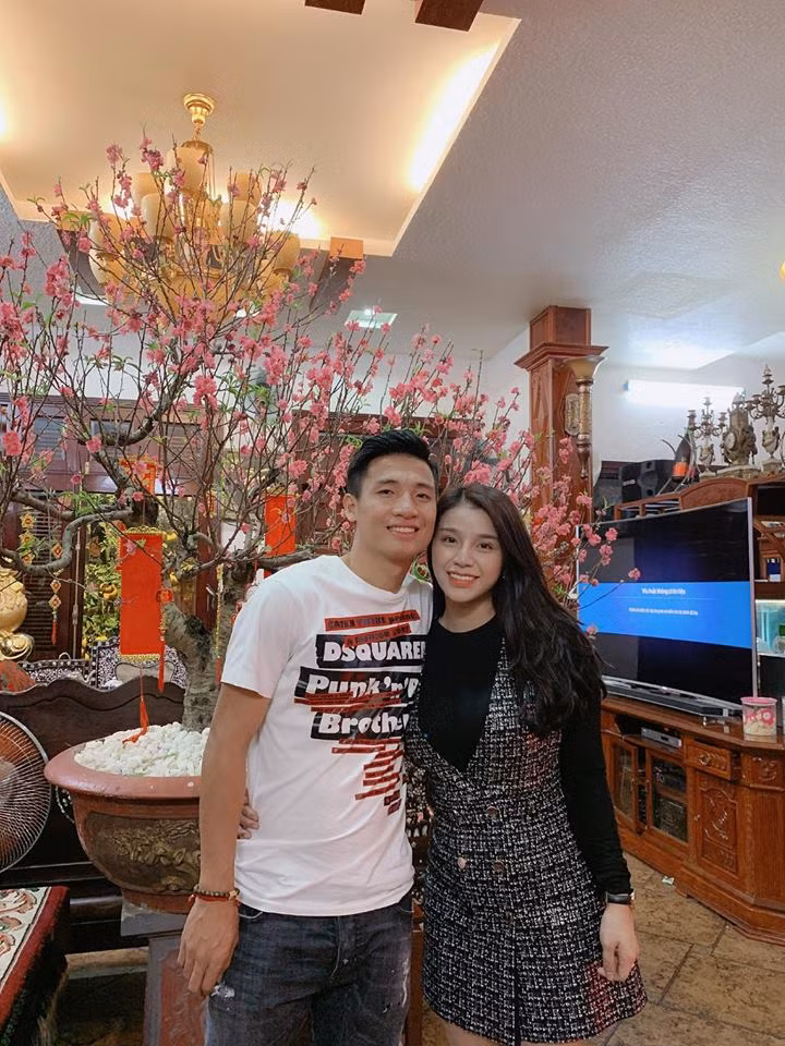 Nguyễn Khánh Linh (SN 1997) vợ của trung vệ Bùi Tiến Dũng là con gái cưng của chủ một chuỗi khách sạn, quán hát tại Bắc Ninh. Sinh ra trong gia đình giàu có nên cô nàng thường xuyên mua sắm quần áo, túi, giàu hàng hiệu.