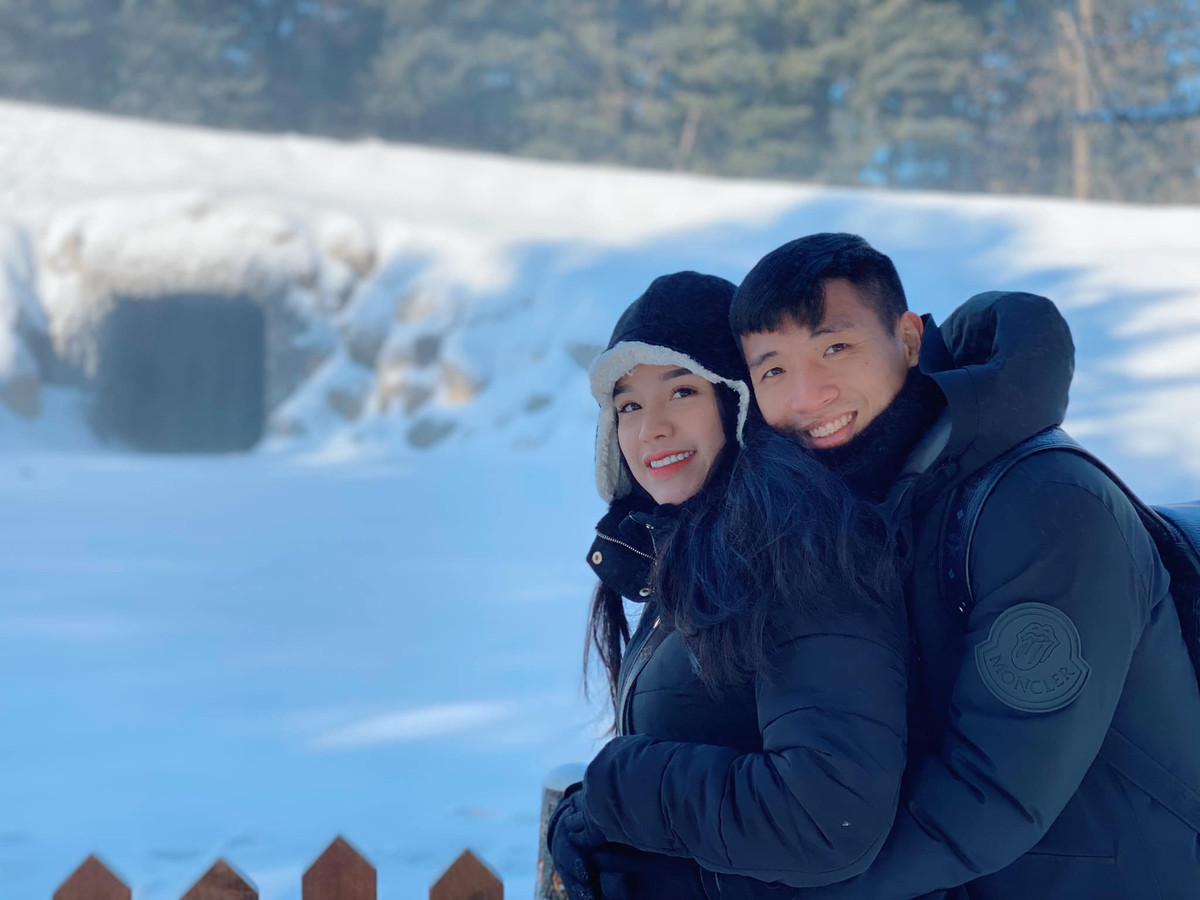 Khánh Linh và Tiến Dũng được phát hiện yêu nhau ngay sau khi nam cầu thủ trở về từ VCK U23 Châu Á 2018 tại Thường Châu. Thế nhưng đến tháng 8/2018, cặp đôi mới xác nhận đang hẹn hò. Đến tháng 6/2019, đám hỏi của cả hai được tổ chức tại Bắc Ninh, sau đó một tháng, trung vệ đội tuyển Việt Nam thông báo đã lên chức bố.