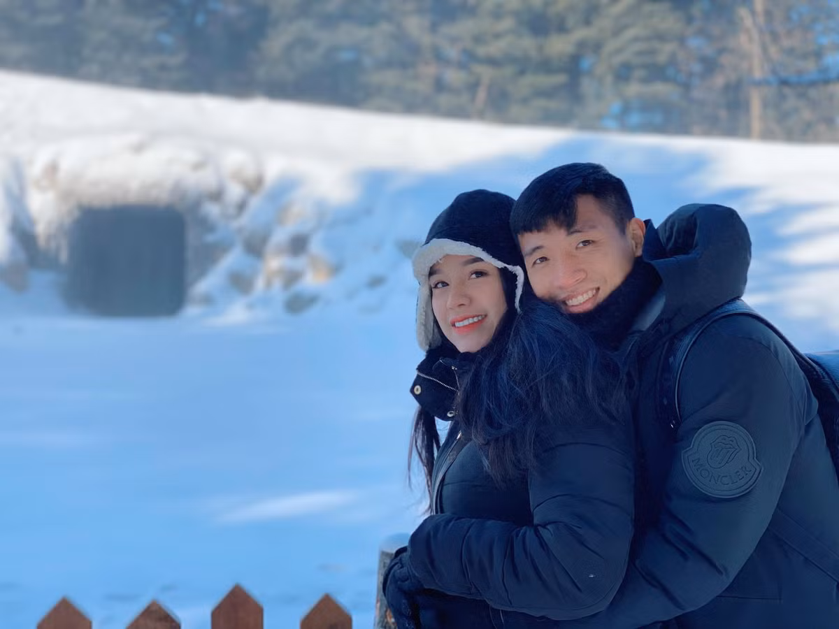 Khánh Linh và Tiến Dũng được phát hiện yêu nhau ngay sau khi nam cầu thủ trở về từ VCK U23 Châu Á 2018 tại Thường Châu. Thế nhưng đến tháng 8/2018, cặp đôi mới xác nhận đang hẹn hò. Đến tháng 6/2019, đám hỏi của cả hai được tổ chức tại Bắc Ninh, sau đó một tháng, trung vệ đội tuyển Việt Nam thông báo đã lên chức bố.