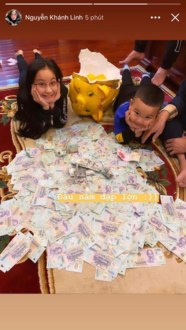 Mới đây, vợ Bùi Tiến Dũng lại tiếp tục khiến người hâm mộ choáng váng với màn đập lợn cực chất. Dưới sàn nhà là một đống tờ 500.000 đồng và ngoại tệ rải rác. Nhìn thế này chắc phải đến trăm triệu chứ chẳng ít gì. Đập lợn như thế này thì ai chả muốn.