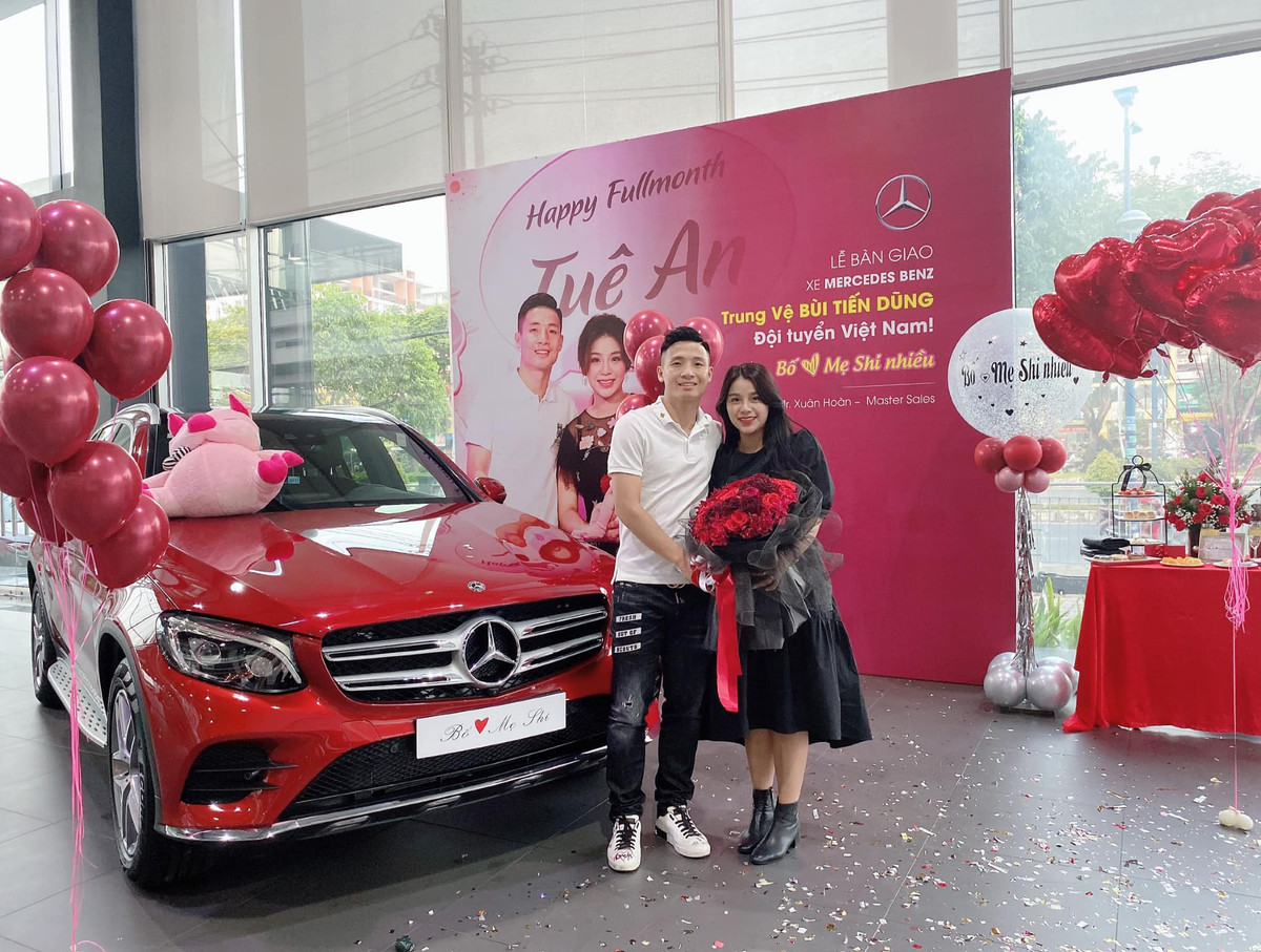 Trước đó, cầu thủ khoác áo CLB Viettel cũng đang mua tặng vợ xe sang trị gía hơn 2 tỷ đồng nhân dịp đầy tháng con gái Bùi Khánh Tuệ An (tên ở nhà là Shi).