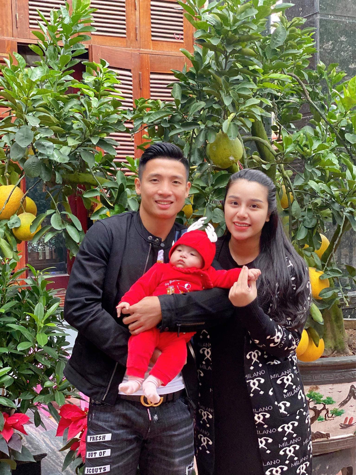 Kể từ khi lấy nhau, vợ chồng trung vệ Bùi Tiến Dũng nổi tiếng là cặp đôi giàu có, chịu chơi nhất nhì làng bóng đá Việt. Cả hai thường xuyên dành tặng nhau những món quà hàng hiệu khiến người hâm mộ trầm trồ.