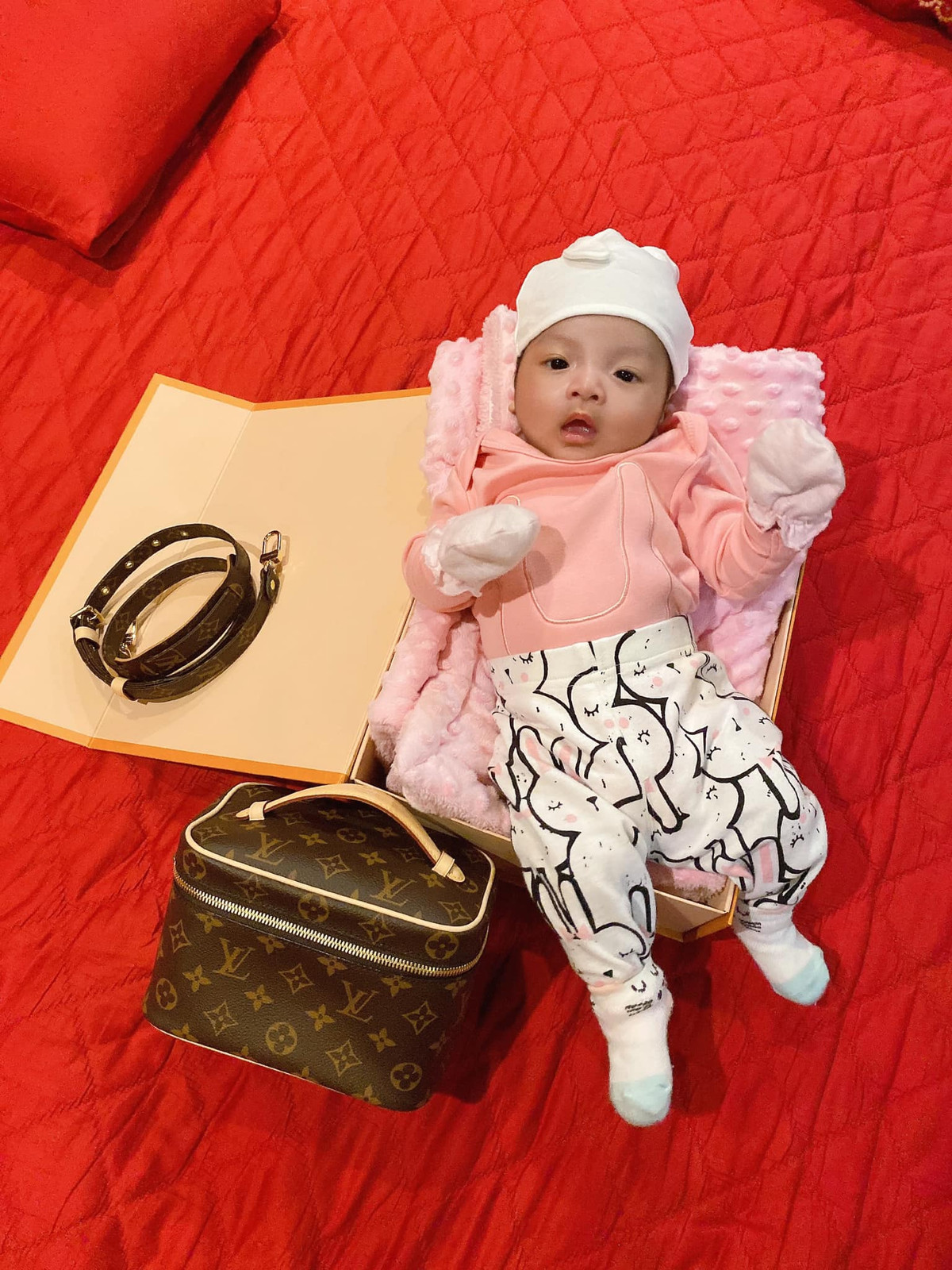 Nam cầu thủ thường xuyên mua tặng vợ những chiếc túi hàng hiệu trị giá hàng chục triệu đồng khiến ai cũng phải ghen tỵ vì Khánh Linh đang có ông chồng đúng chuẩn "nhà người ta" trong truyền thuyết.