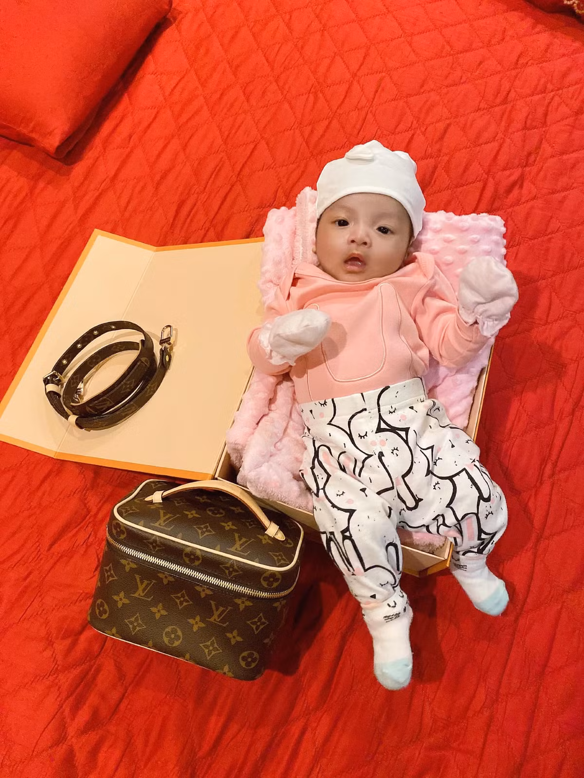 Nam cầu thủ thường xuyên mua tặng vợ những chiếc túi hàng hiệu trị giá hàng chục triệu đồng khiến ai cũng phải ghen tỵ vì Khánh Linh đang có ông chồng đúng chuẩn "nhà người ta" trong truyền thuyết.