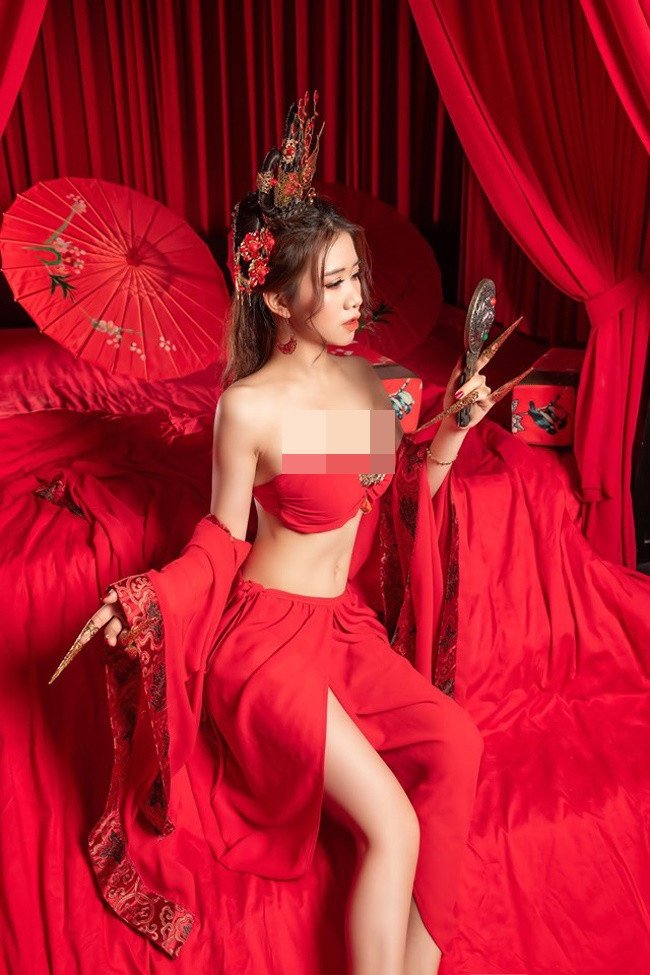 Trong bộ ảnh đón Trung thu, Hoa diện những bộ trang phục màu đỏ gợi cảm, khoe thân nóng bỏng và 3 vòng quyến rũ.