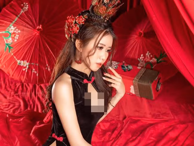 Bên cạnh thân hình quyến rũ, nhan sắc của Hoa cũng là điểm sáng của bộ ảnh. Cô nàng sở hữu làn da sáng, mịn màng, gương mặt thon gọn với đôi mắt to khả ái.