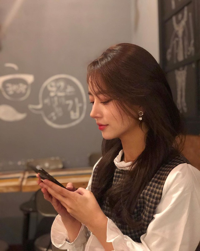 Trong ngày phát livestream đầu tiên cùng đồng nghiệp, cô đã nhận được 70.000 "ngôi sao" - tương ứng với số tiền donate của khán giả. Số ngôi sao này tương đương 440 triệu won (hơn 8,4 tỷ đồng).