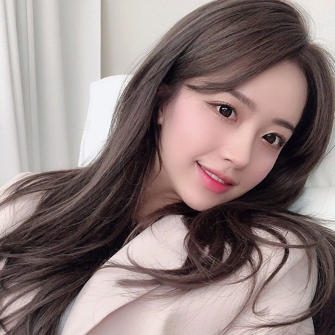 Anh chàng không khỏi bất ngờ khi nhờ sự xinh đẹp của cô nàng, và nhất là cảnh buộc tóc lộ gương mặt xinh xắn, mà chương trình của anh leo lên top 1 lượng người xem của AfreecaTv và giữ vững vị trí này trong một tuần.