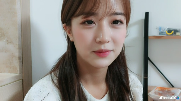 Không cố gắng lôi kéo người xem bằng những clip nhảy múa gợi cảm, streamer Mimin nhận được sự ủng hộ lớn nhờ ngoại hình xinh đẹp cùng lối trò chuyện, dẫn dắt hài hước, vui vẻ.