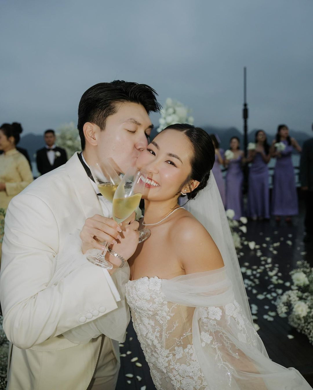 Trước khi quyết định gắn bó với nhau cả đời, Quân và Uyên cũng có chuyện tình ngọt ngào khiến nhiều người thích thú.