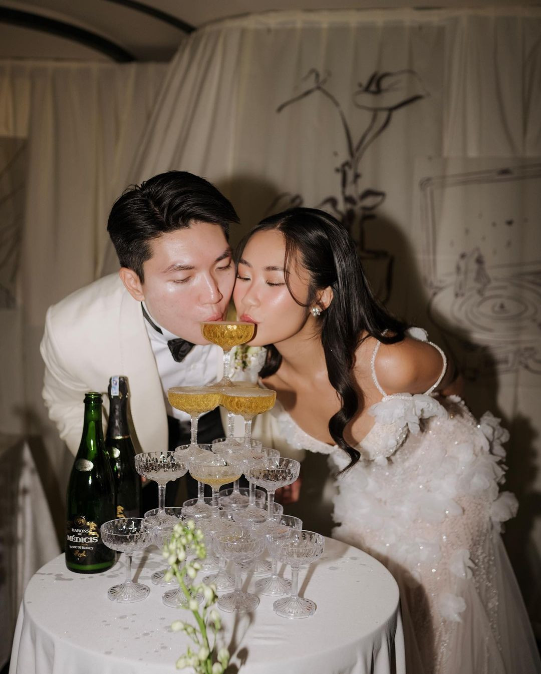 Rất nhiều người bày tỏ sự ngưỡng mộ với đám cưới của cặp đôi: "Tuyệt vời quá, ước gì mình cũng có đám cưới romantic như vậy!", "mê thật, đám cưới không cần nhiều người những vẫn rất ấm cúng và trọn vẹn".