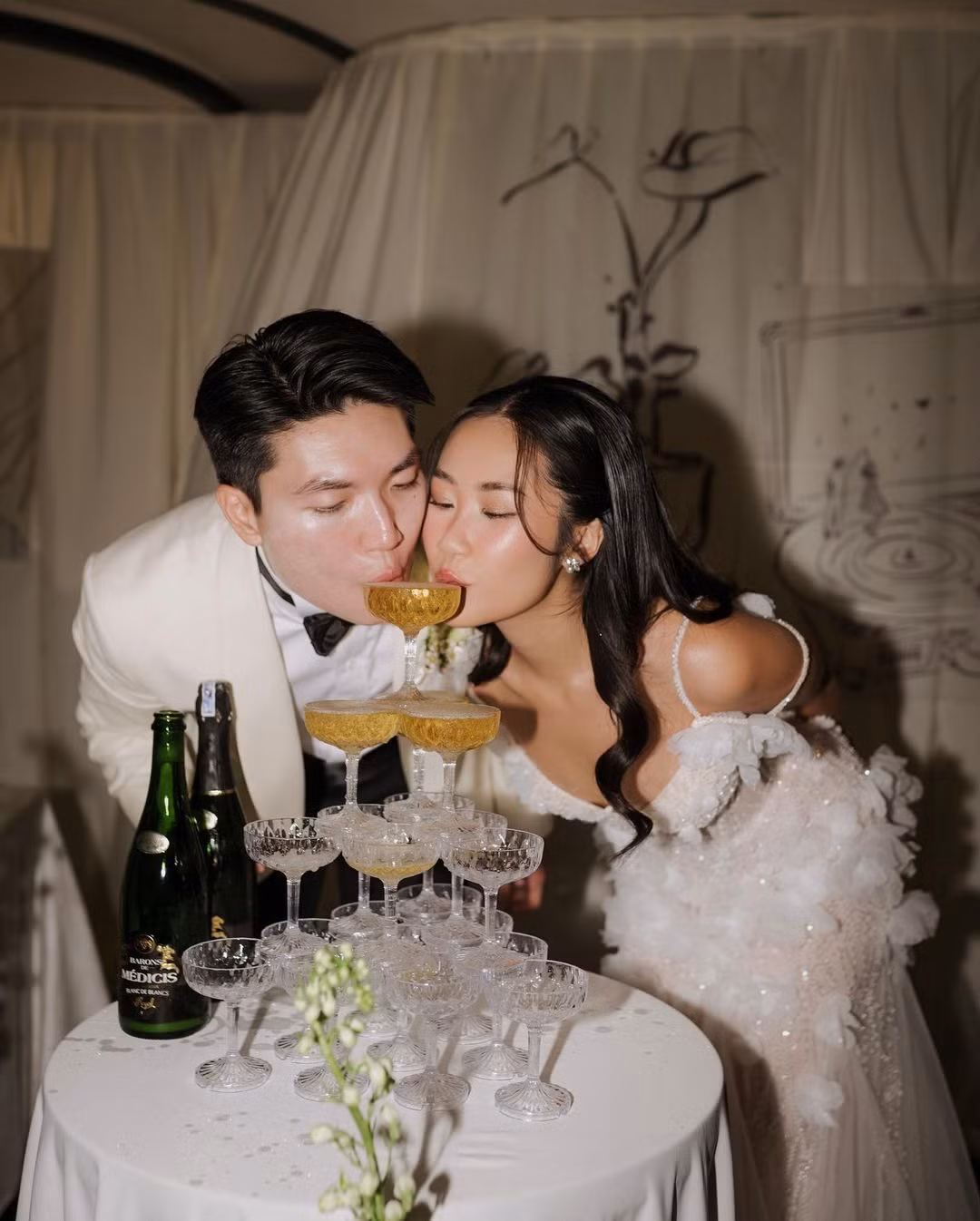 Rất nhiều người bày tỏ sự ngưỡng mộ với đám cưới của cặp đôi: "Tuyệt vời quá, ước gì mình cũng có đám cưới romantic như vậy!", "mê thật, đám cưới không cần nhiều người những vẫn rất ấm cúng và trọn vẹn".