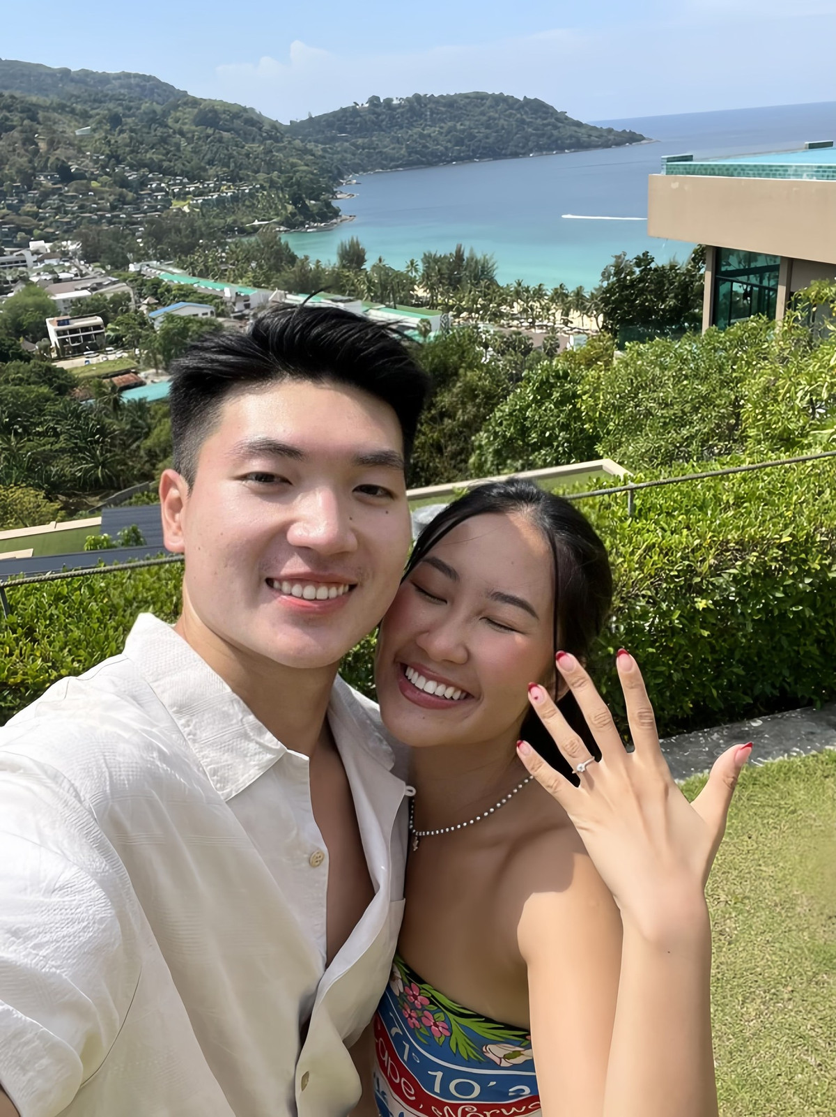 Điều đặc biệt ở chuyện tình của cặp đôi này là một người ở Sài Gòn, người còn lại ở Hà Nội. Bất chấp khoảng cách về địa lý, họ vẫn tìm thấy nhau.